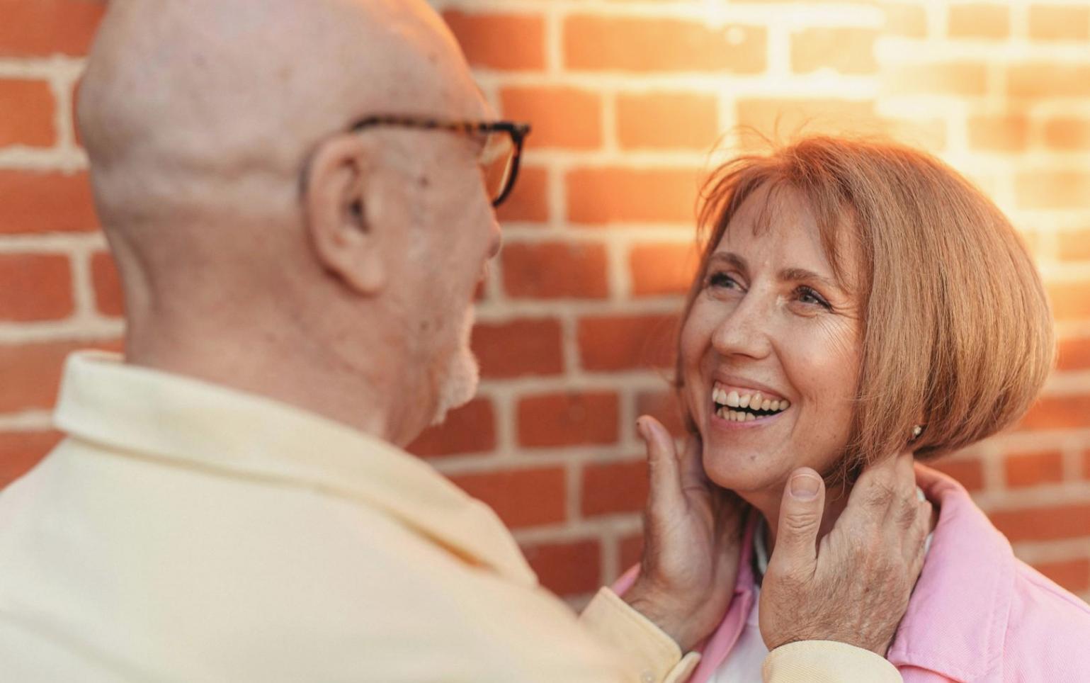 Nonni che imparano insieme usando tablet e smartphone in un ambiente accogliente